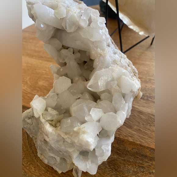 This is a Lemurian quartz cluster shape, like half a moon crest - Picture 1 of 2